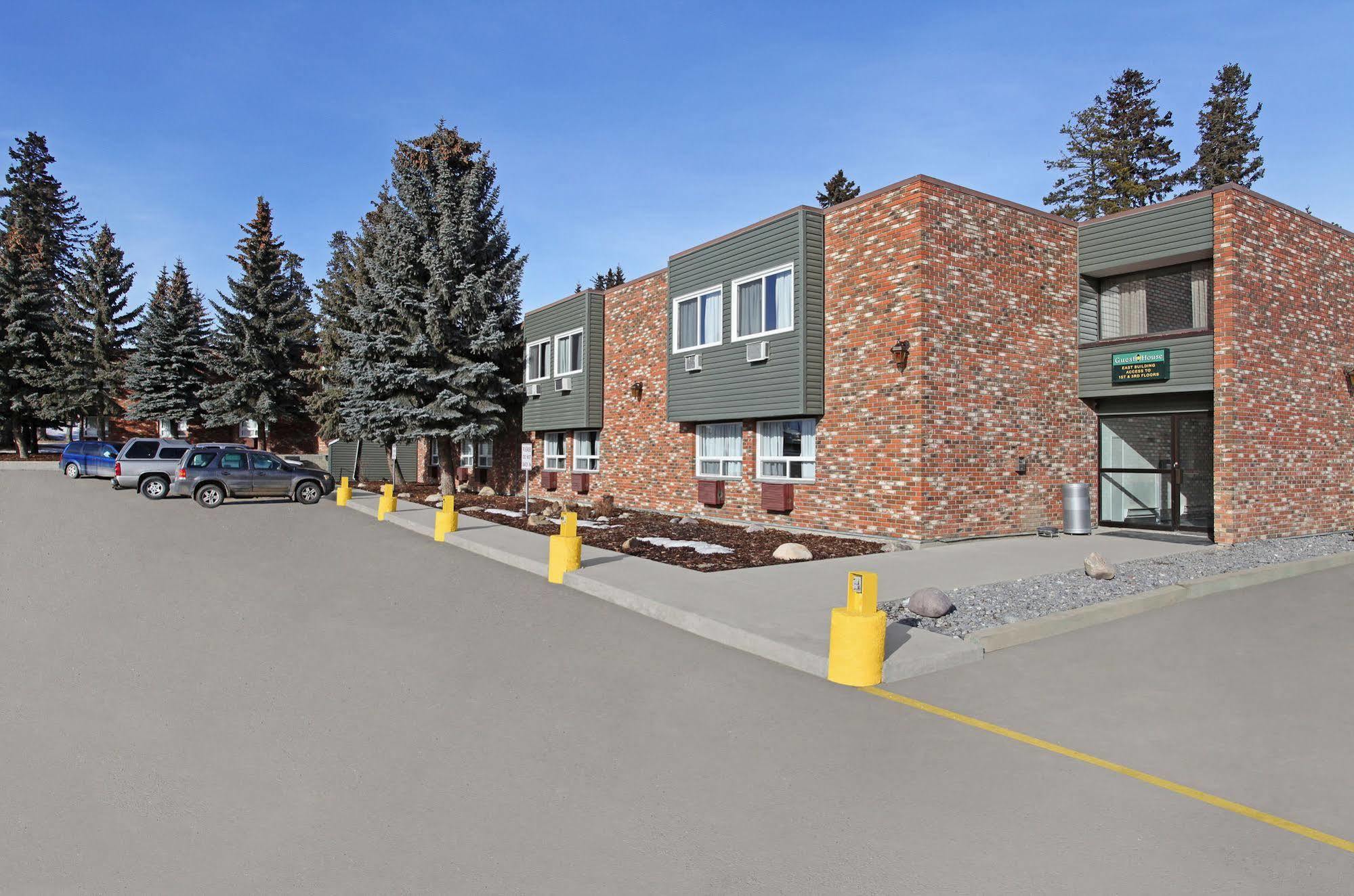 Guest House Inn & Suites Edson Exterior photo