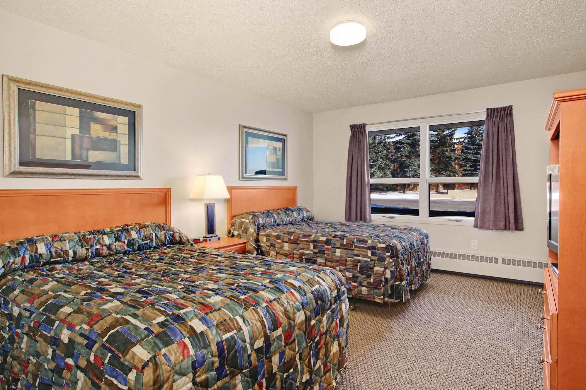 Guest House Inn & Suites Edson Exterior photo